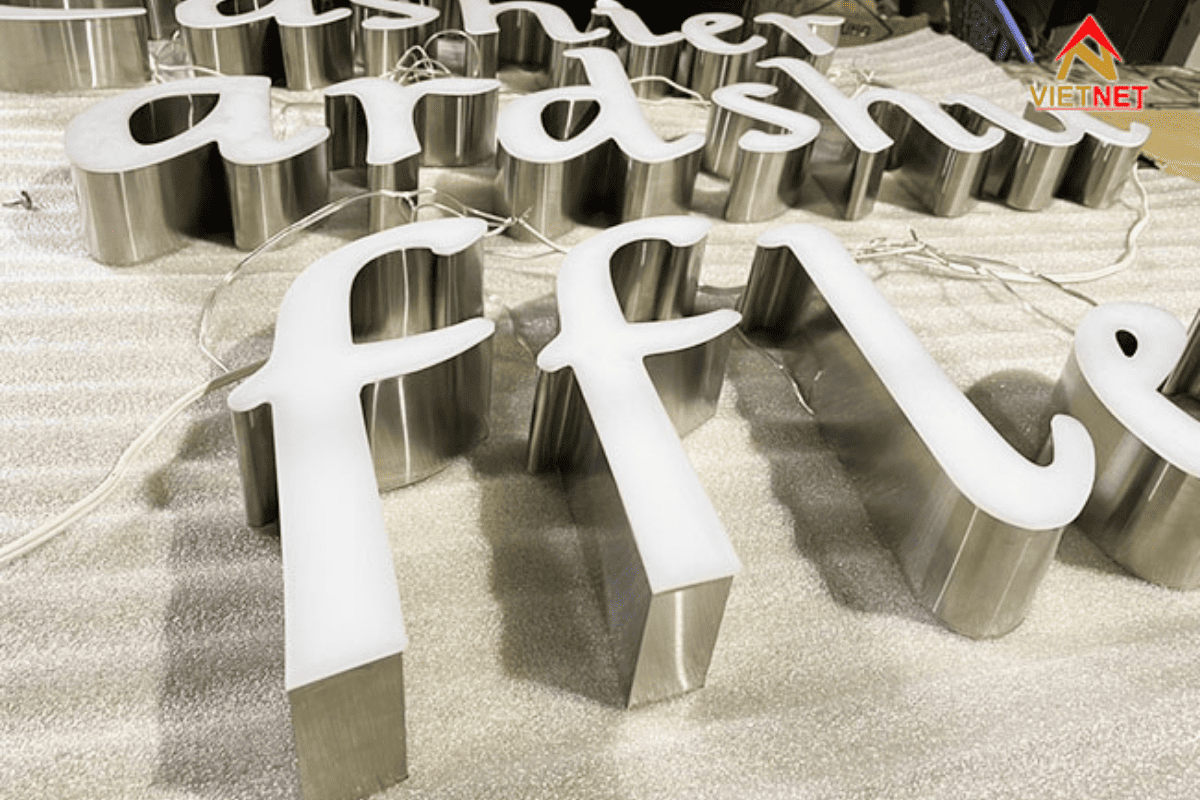 Mỗi loại chữ inox trắng có cấu tạo khác nhau, độ bền và tính thẩm mỹ cao